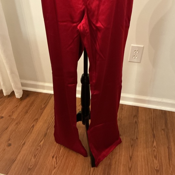 Cache Vibrant Red Garment - Picture 3 of 6